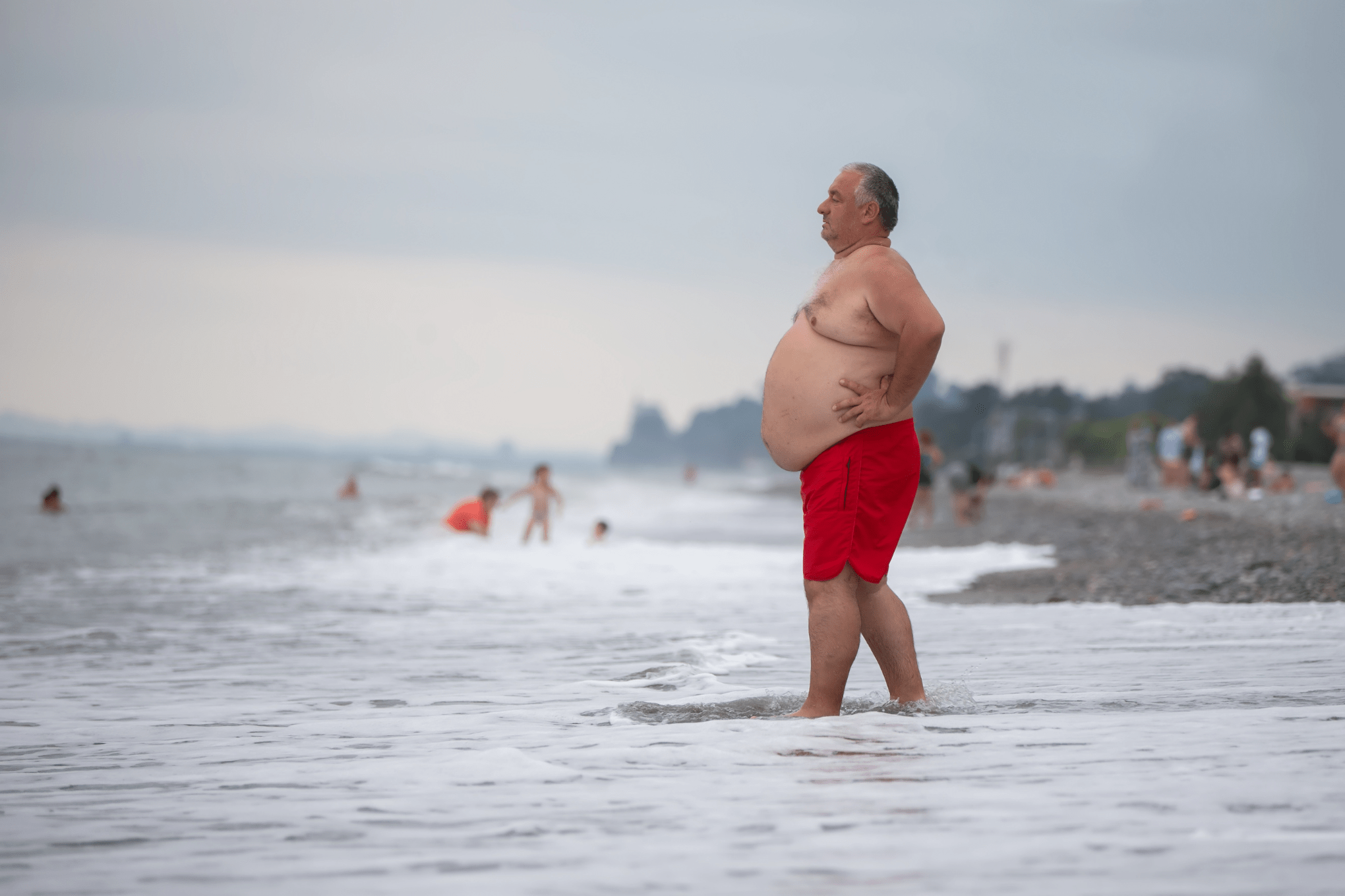Chodzenie latem bez koszulki? Zostawmy taki ubiór jedynie na plażę…