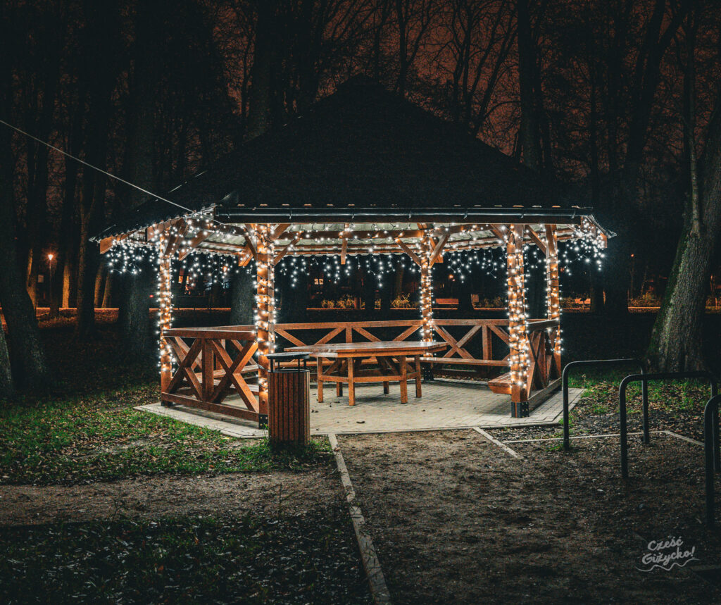 Świąteczne Iluminacje w Giżycku 2024 cz. 2 - FOTOGALERIA z Małpiego Gaju