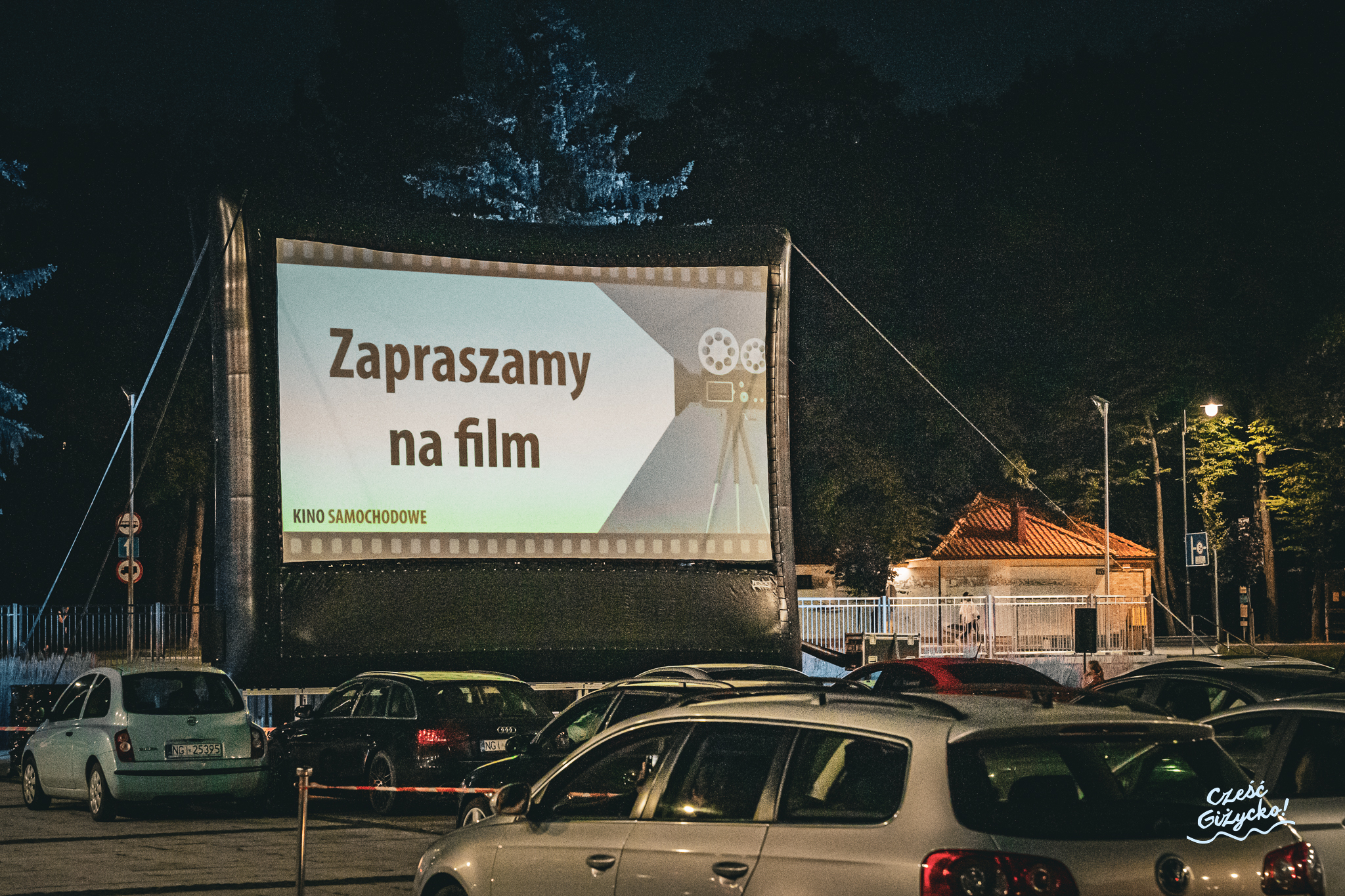 Kino samochodowe w Giżycku – wrześniowe seanse na Placu Piłsudskiego
