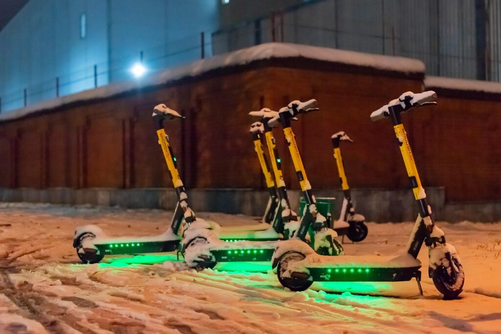 Bezpieczeństwo na rowerze i hulajnodze elektrycznej zimą – jak nie dać się zaskoczyć warunkom pogodowym?