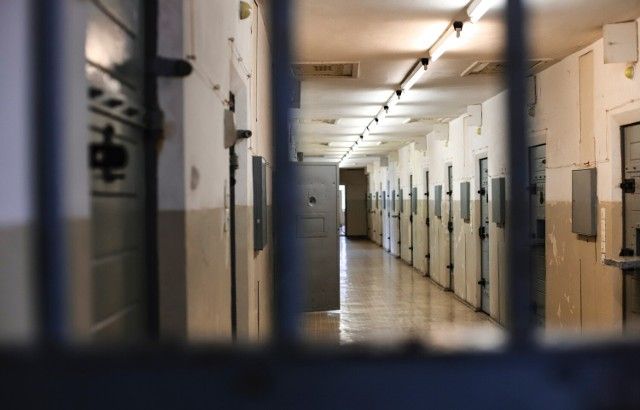 Powtarzała nieuzasadnione wezwania służb. Sąd w Giżycku nakazał areszt