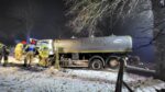 Wypadek ciężarówki w Konopkach Małych. Kierowca zakleszczony, trafił do szpitala