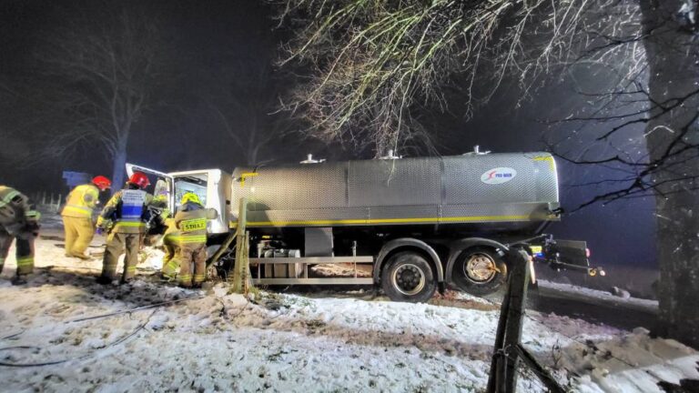 Wypadek ciężarówki w Konopkach Małych. Kierowca zakleszczony, trafił do szpitala