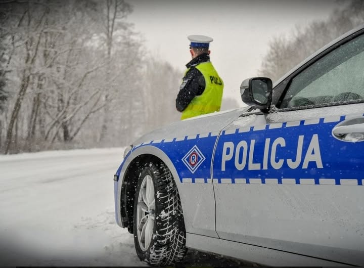 Weekend na drogach w powiecie giżyckim: 54 kontrole i 47 wykroczeń. Nietrzeźwy 20-latek wpadł do rowu