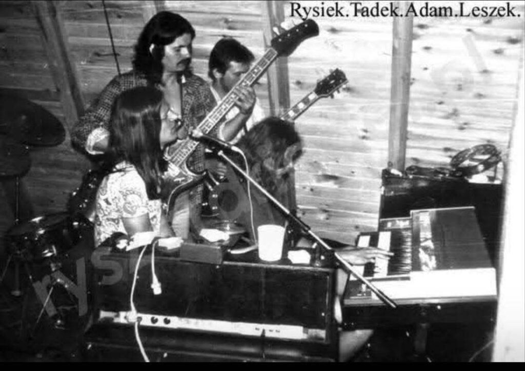 Muzycy zespołu Dżem podczas pobytu w Wilkasach w 1979 roku
