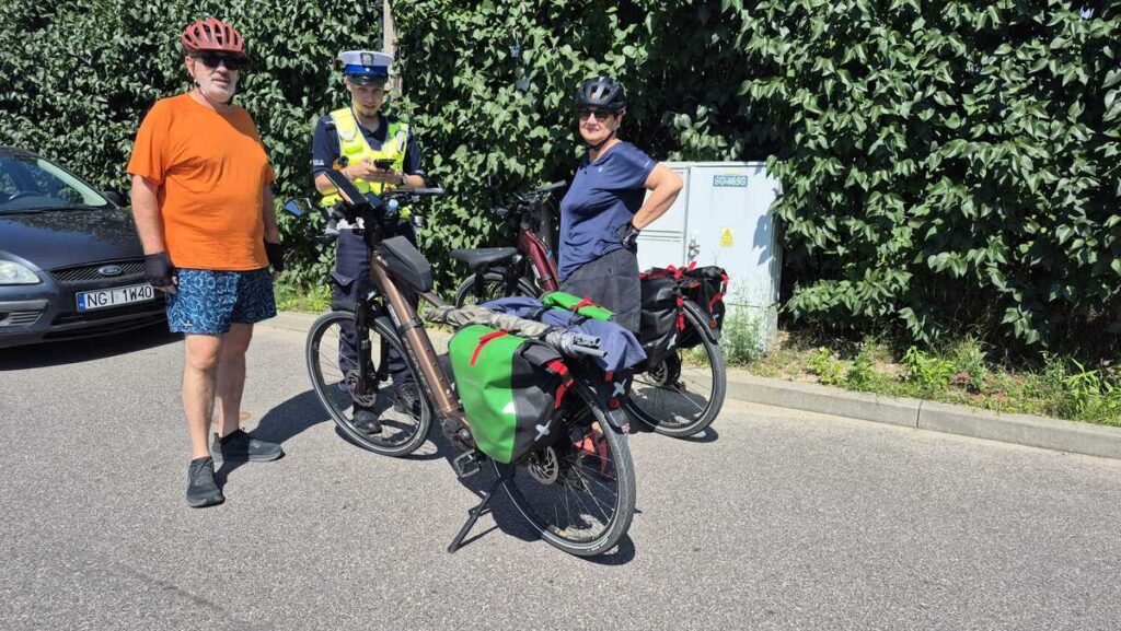 Policjanci z Giżycka kontrolują użytkownika hulajnogi elektrycznej