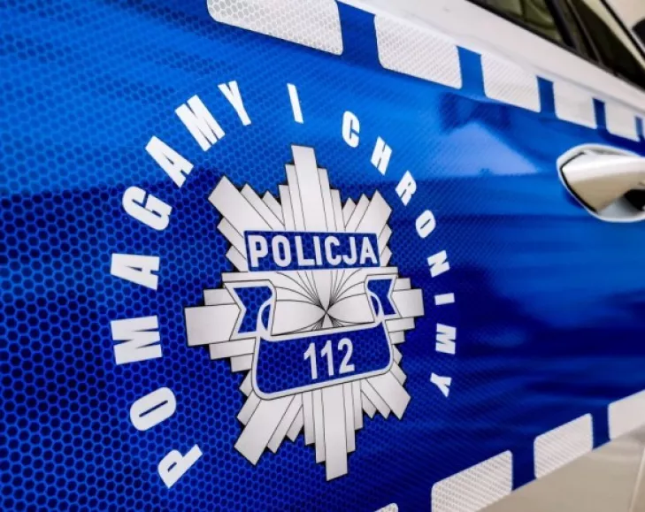 Oznakowanie Pomagamy i chronimy na radiowozie giżyckiej policji