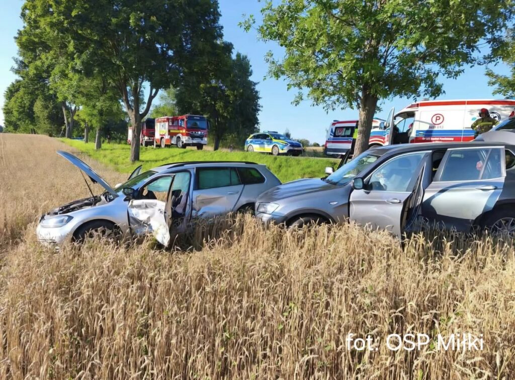 Uszkodzone BMW i Volkswagen po zderzeniu w Konopkach Wielkich